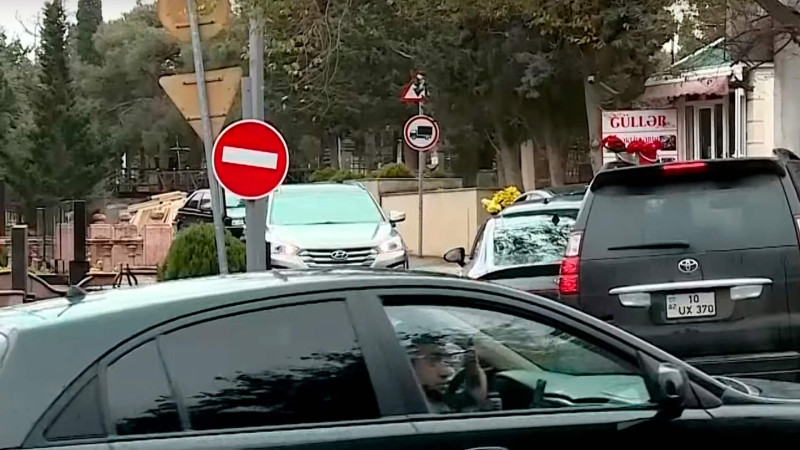 Qəbiristanlığın ortasında olan yol sürücülərin cərimələnməsinə səbəb olub – VİDEO