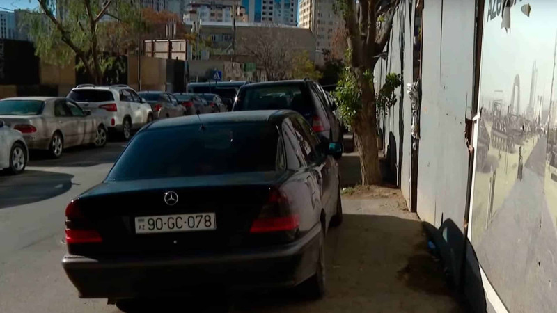 Nəsimi rayonunda piyadalar parklanmış avtomobillərə görə təhlükəsiz hərəkət edə bilmirlər – VİDEO