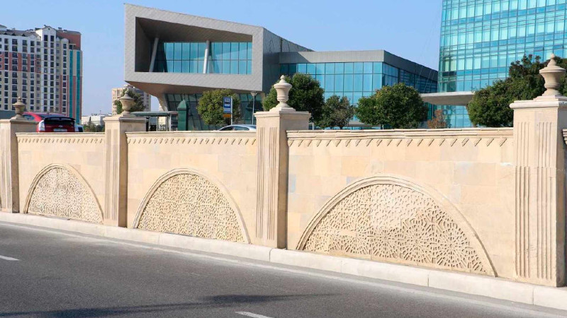 Heydər Əliyev prospektində dağılmış divar bərpa olunub