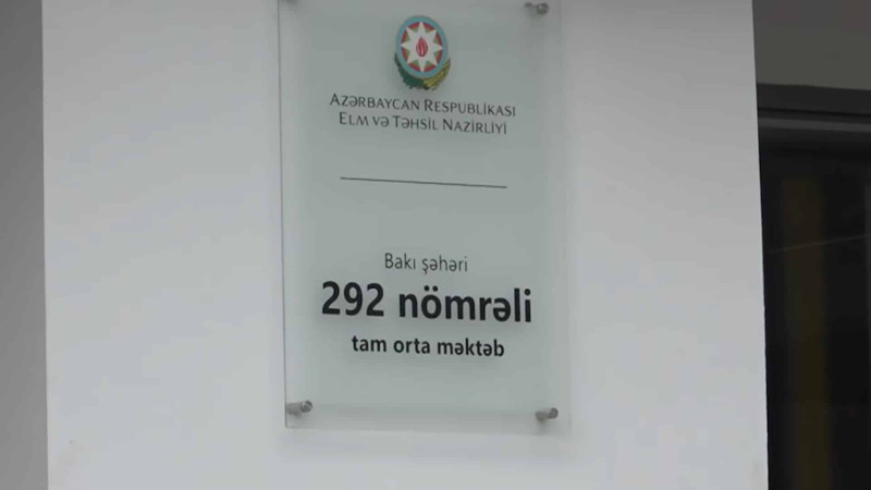 Valideynlər Bakı məktəbinin müəllimlərini şagirdləri döyməkdə ittiham edirlər – VİDEO