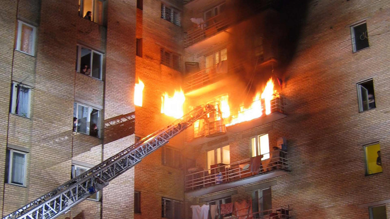 Xətai rayonunda yaşayış binasında alışma olub