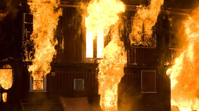 Xətai rayonunda ikimərtəbəli bina yanıb