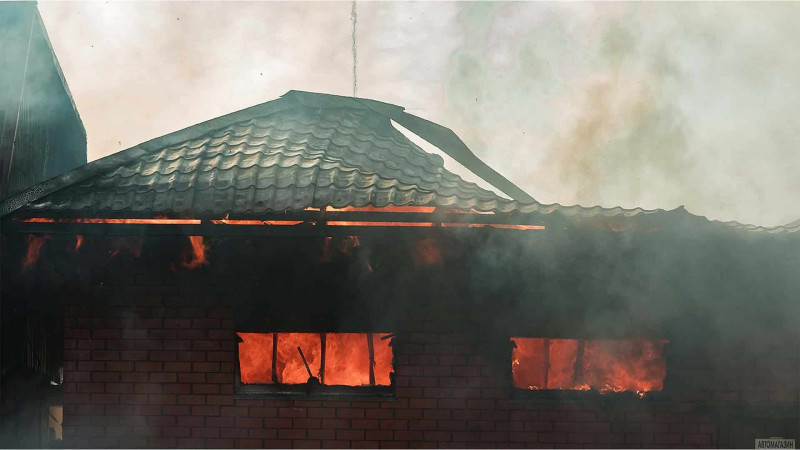 Xətai rayonunda yerləşən evdə yanğın olub