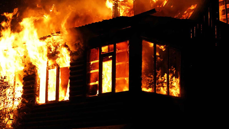 Nərimanov rayonunda üçmərtəbəli ev yanıb