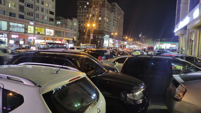 Yasamalda avtomobillər metro stansiyasının çıxışını bağlayıb