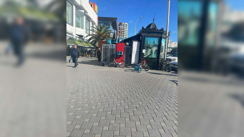 “Nəriman Nərimanov” metro stansiyasının yaxınlığında piyadalar köşkə görə hərəkət edə bilmirlər