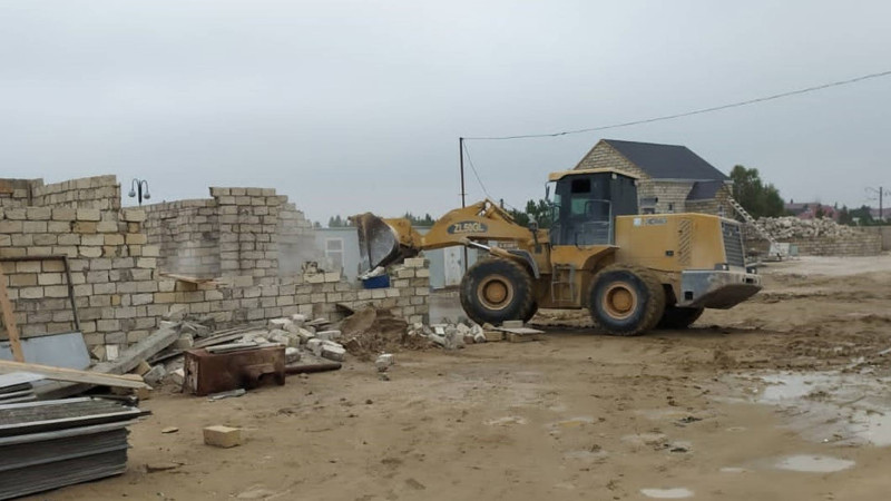 Xəzər rayonunda qanunsuz tikili sökülüb – VİDEO