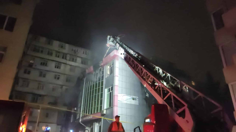 Binəqədi rayonunda ticarət mərkəzi yanıb: xəsarət alanlar var