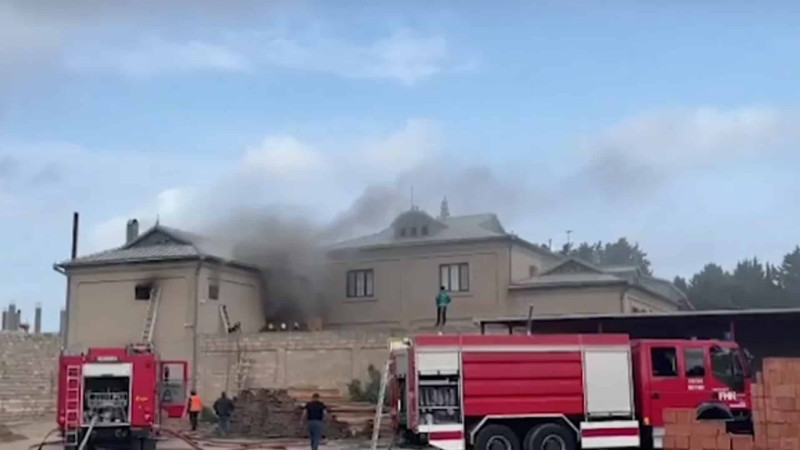 Buzovnada ikimərtəbəli yaşayış evində yanğın baş verib