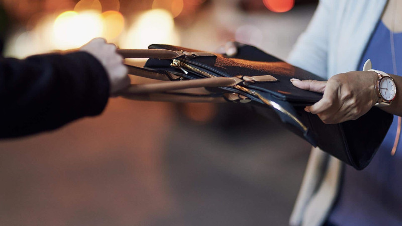 Nərimanovda vətəndaşdan içərisində pul və bank kartları olan çantası oğurlanıb