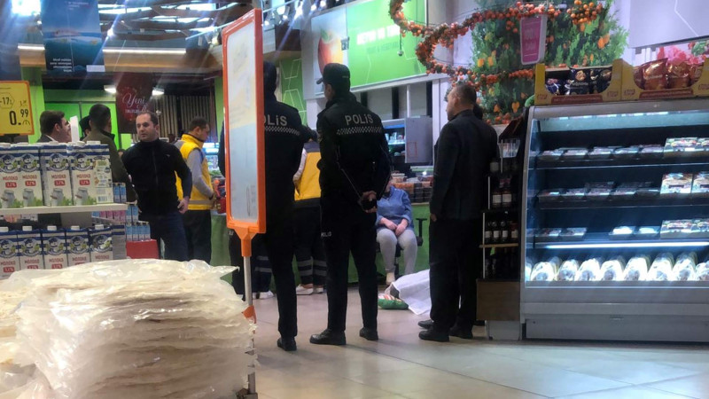 Babək prospektində yerləşən marketlərin birində kişi ölüb