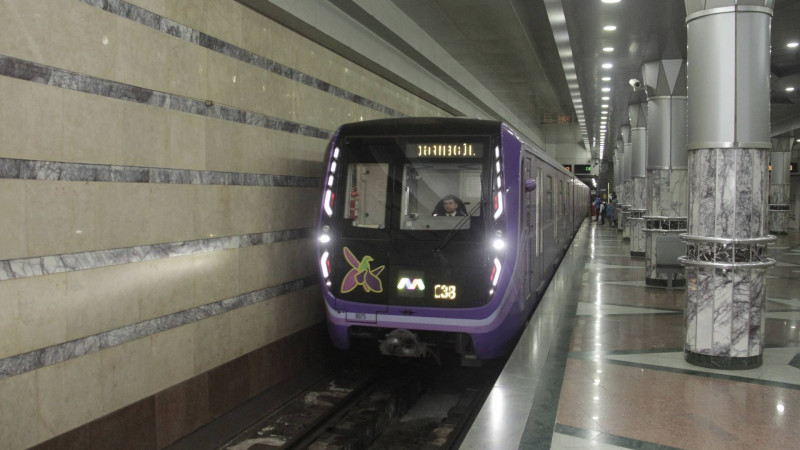 Metroda adam ölüb