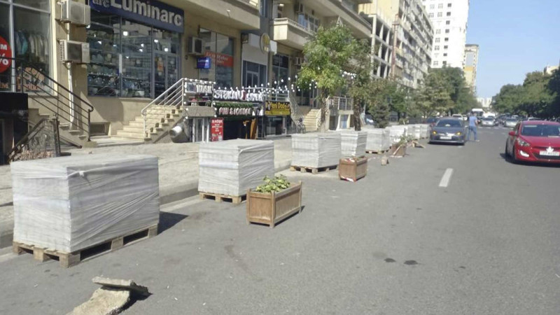 Azadlıq prospektində piyada səkisi təmir olunub