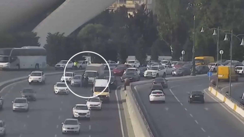 Bakıda yol qəzası zamanı avtomobilləri kənara çəkmək olar