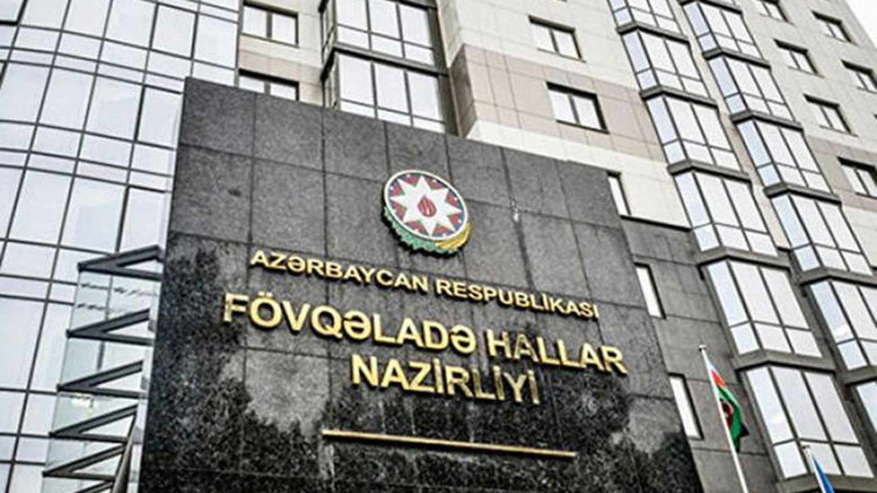 Binəqədidə bir nəfər qüllənin başında qalıb