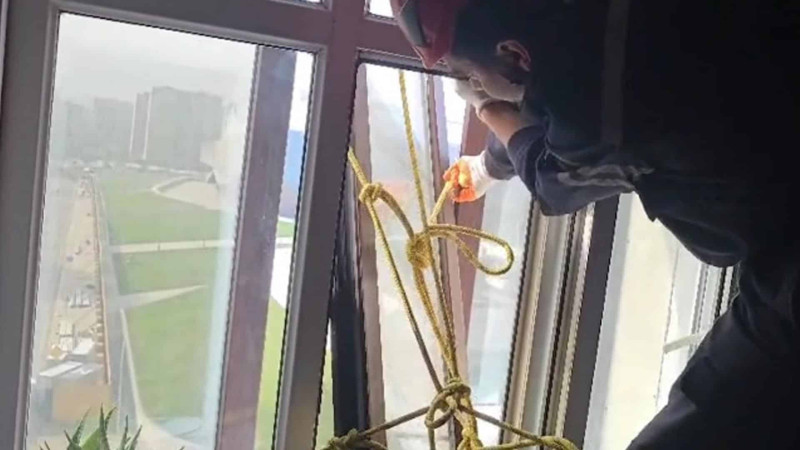 Nərimanovda binanın fasadında pəncərə qoparaq asılı vəziyyətdə qalıb – VİDEO