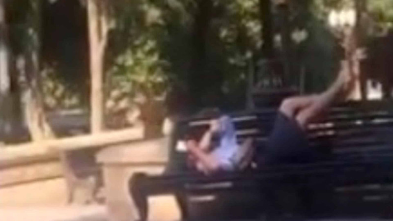 Nərimanovda skamyada sərxoş və çılpaq yatan şəxs saxlanılıb