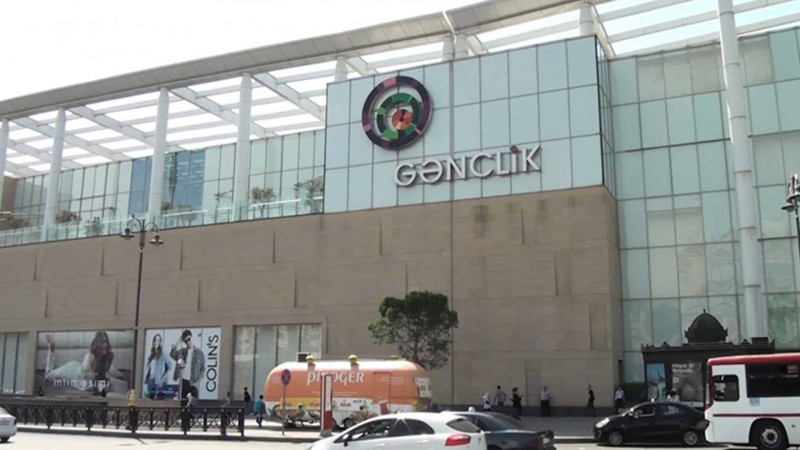 “Gənclik Mall”da cütlük müxtəlif markalı telefonlar oğurlayıb