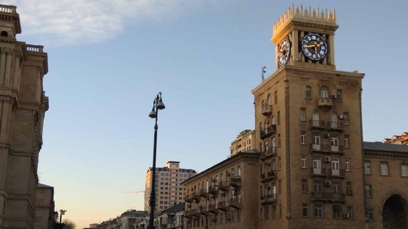 Nərimanovdakı “Saatlı bina”da saat düz işləmir