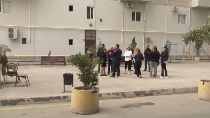 Xətai prospektində yerləşən evin sakinləri yaşayış şəraitindən şikayətlənirlər – VİDEO