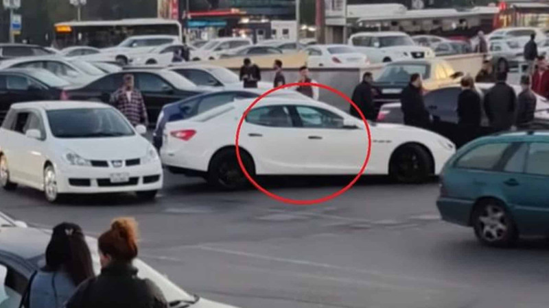Nərimanovda “Prius” lüks avtomobillə toqquşub