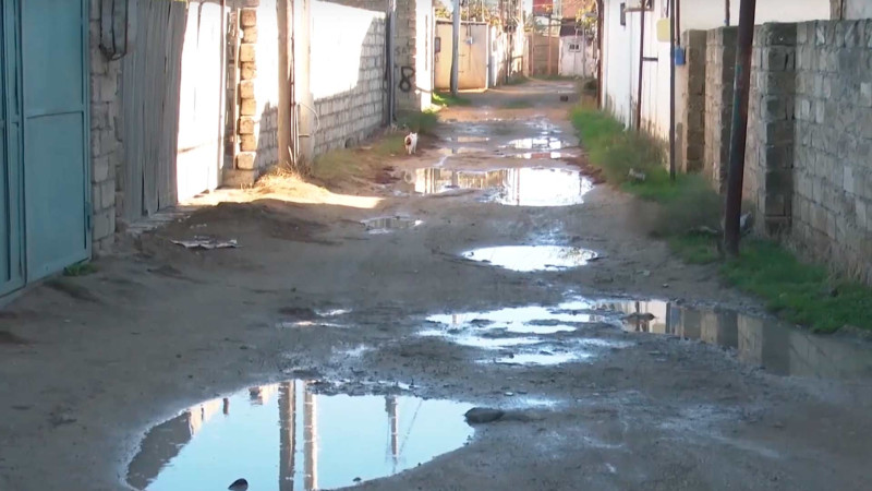 Sakinlər Qala qəsəbəsindəki yollardan şikayət edirlər