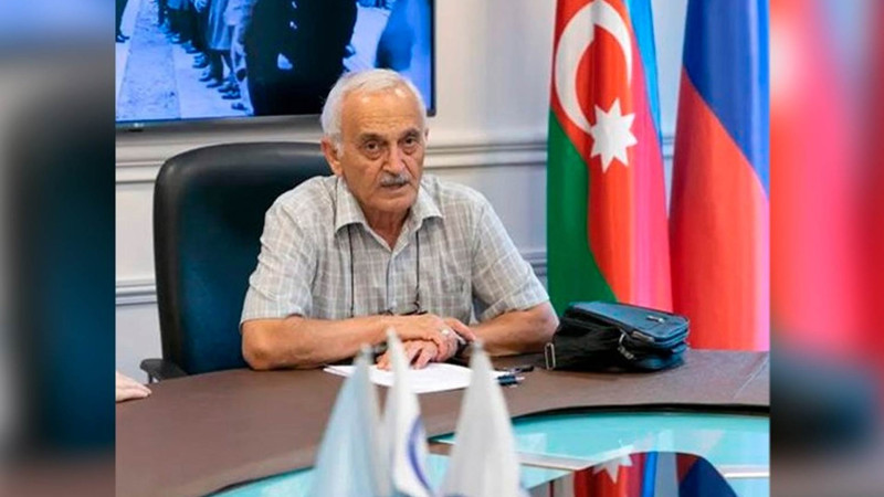 Jurnalist Əli Fərəcov anasının qəbrinin yanında dünyasını dəyişib