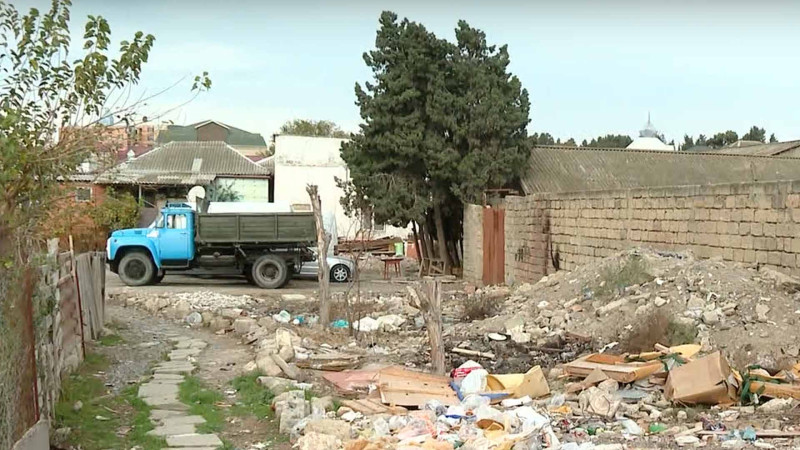 Xətai rayonunda sakinlər illərdir məhəllənin asfaltlanmasını gözləyirlər – VİDEO