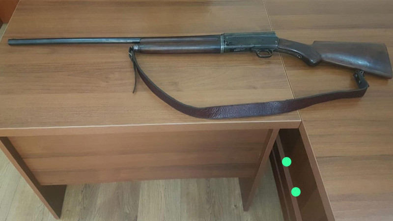 Novxanıda gənc oğlan babasının silahını könüllü təhvil verib