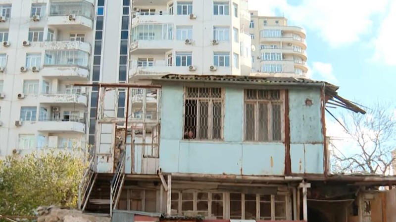 Nərimanovda 1 nəfərə görə qəzalı binanı sökə bilmirlər