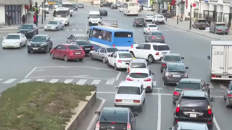 Baksol yolunda nə işıqforlar, nə də yol nişanları daimi tıxac problemini həll edir - VİDEO