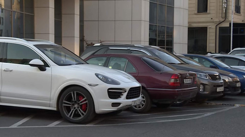 Nərimanovda qanunsuz parklanma yerlərində xaos hökm sürür – VİDEO