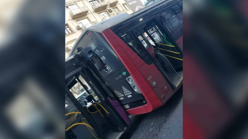 Azadlıq prospektində iki sərnişin avtobusu toqquşub