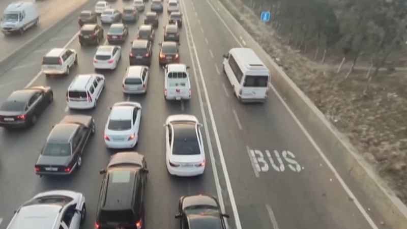 Bakı-Sumqayıt şosesində yaradılan avtobus zolaqları pik saatlarında vəziyyətə necə təsir edir? – VİDEO