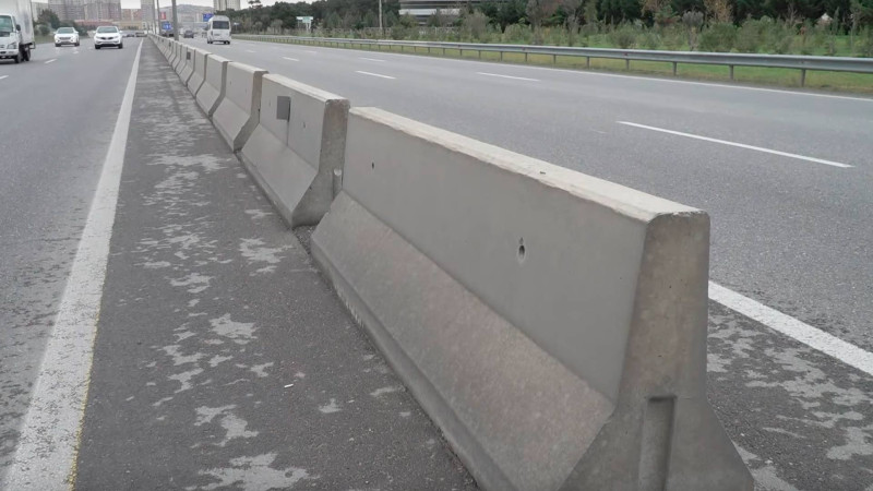 Magistral yollardakı beton arakəsmələrin düzülüşü qaydalara uyğundurmu?