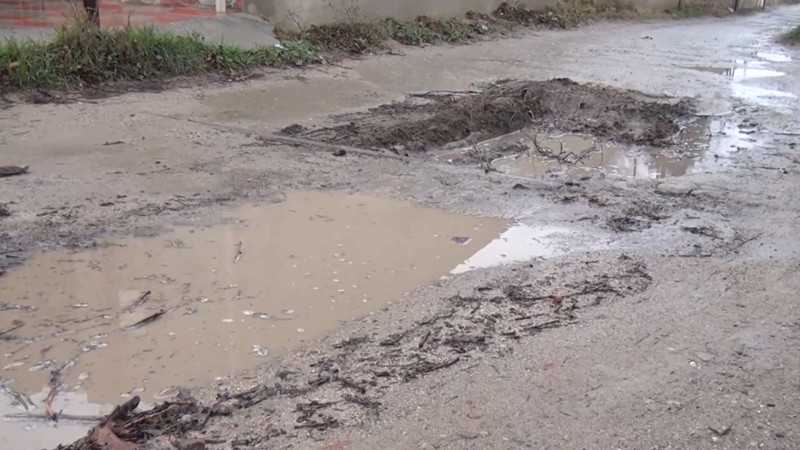 Maştağanın küçələrindən birində yollar uzun zamandır təmir olunmur