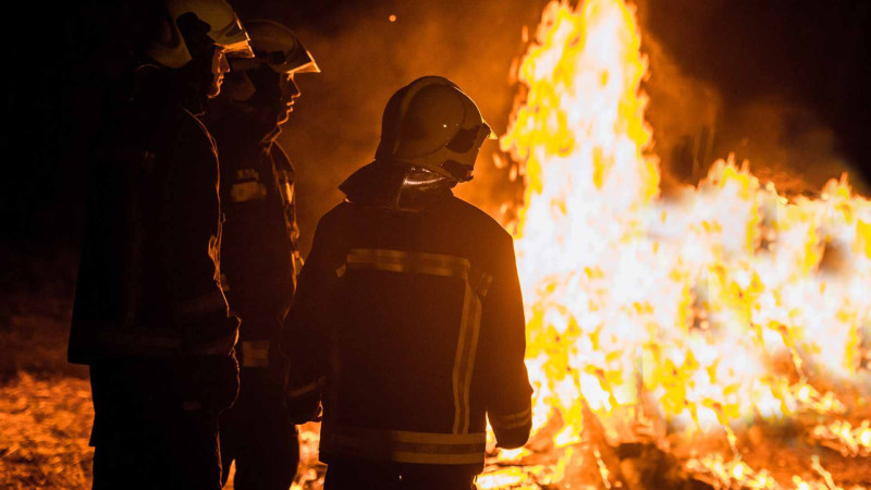 Nərimanovda reklam sexində yanğın olub