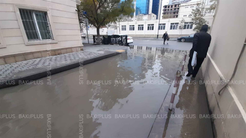 Nəsimi rayonunda yaranan gölməçə məhəlləyə girişi bağlayıb – VİDEO