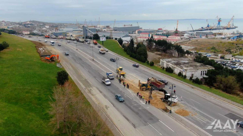Bakının 8 Noyabr prospektinin bir hissəsində təmir işləri aparılır