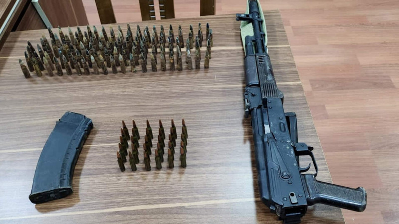 Pirallahı rayonunda sakin könüllü “Kalaşnikov” təhvil verib