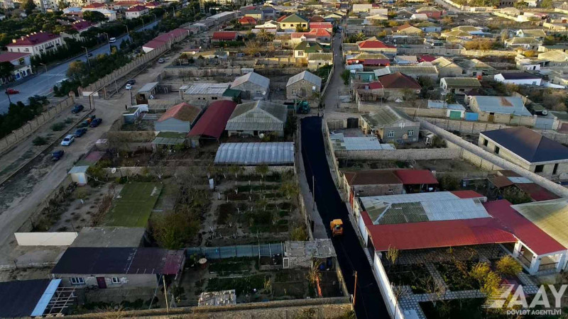 Pirallahı rayonunda küçələrdən biri təmir olunur