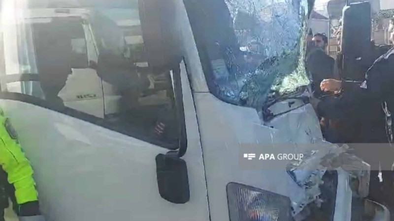 Bakı-Sumqayıt yolunda yük avtomobili “Prius”la toqquşub