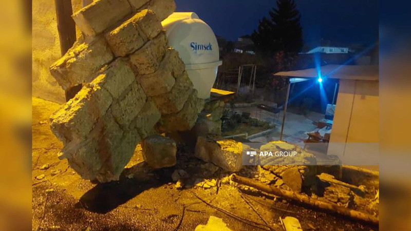 Xətaidə avtobus yaşayış evinin üstünə çıxıb