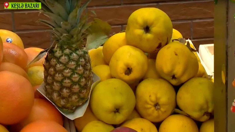 Bakının bazarında meyvələr və digər məhsullar xarab olur