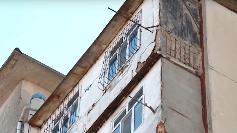 Xətaidə sakin binanın damından su axıdıldığını iddia edir