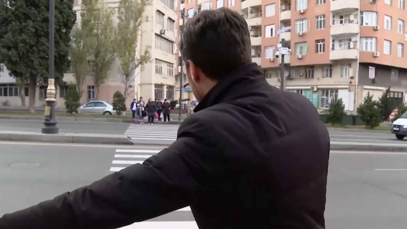 Xətai rayonunda işıqforun xarab olmasına görə məktəblilər dərsə gecikirlər - VİDEO