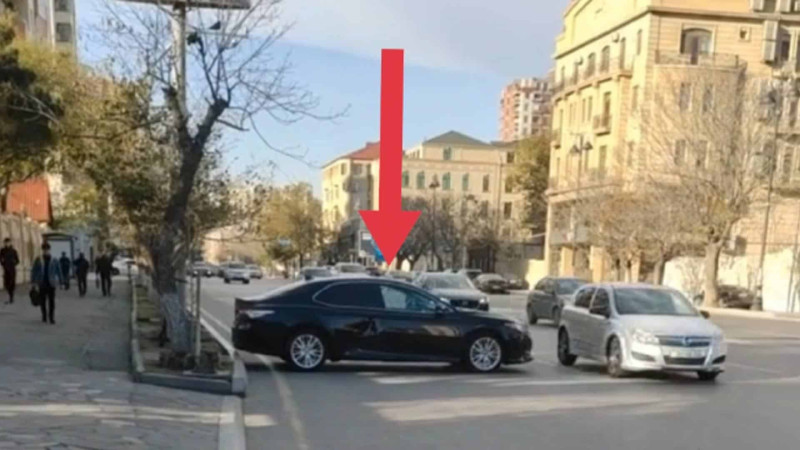 Nərimanovda məşhur restoranın müştəriləri yol qaydalarını kobud şəkildə pozurlar - VİDEO