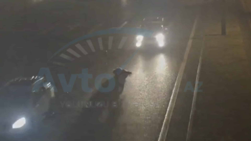 Aeroport yolunda avtomobil piyadanın üzərindən keçib – VİDEO