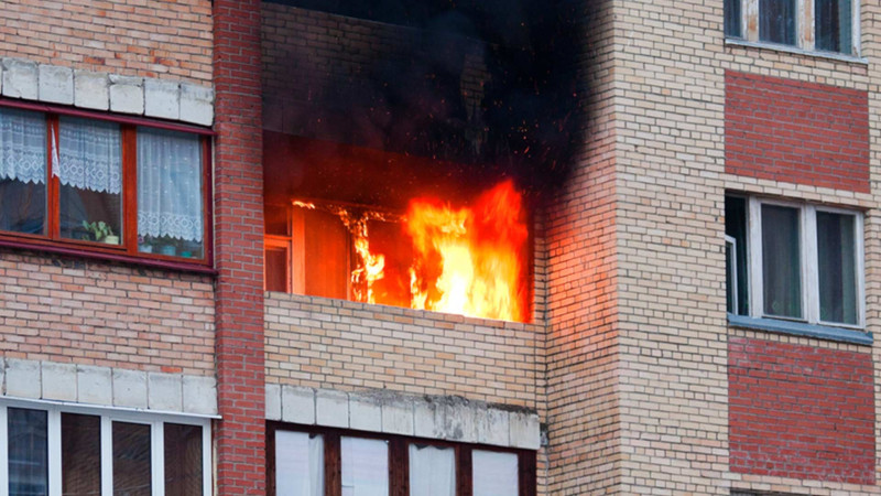 Paytaxtdakı evlərin birində eyvan yanıb