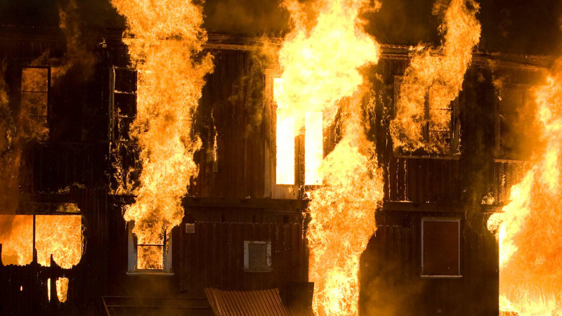 Nərimanovda anbar yanıb